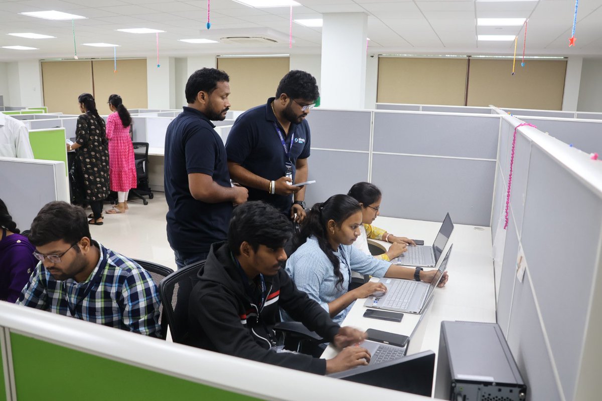 dsvizag's tweet photo. Students are diving into Hands-on Labs on Google AI Studio: From Gemini Models to Advanced Prompting! 🚀🤖 They’re getting hands-on experience with the latest AI technologies, exploring everything from advanced model development to fine-tuning prompts for optimal performance. https://t.co/OqGR2hvgyv