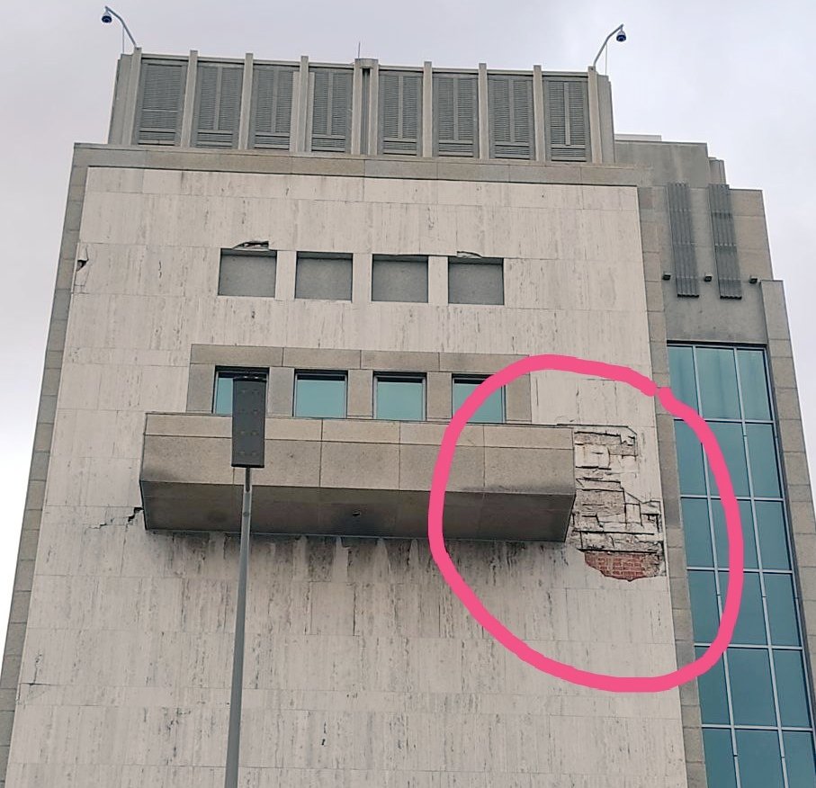 Tan fuerte sonaron el #TumbaElBloqueo y  #SácameDeLaLista que miren el resultado.
¿O es que por culpa del bloqueo Benjamin no ha podido mandar a reparar la pared de la <a href="/USEmbCuba/">Embajada de los Estados Unidos en Cuba</a>?
Otra razón <a href="/POTUS/">President Donald J. Trump</a>....

📸 <a href="/pelusopuso/">pelusopuso</a>