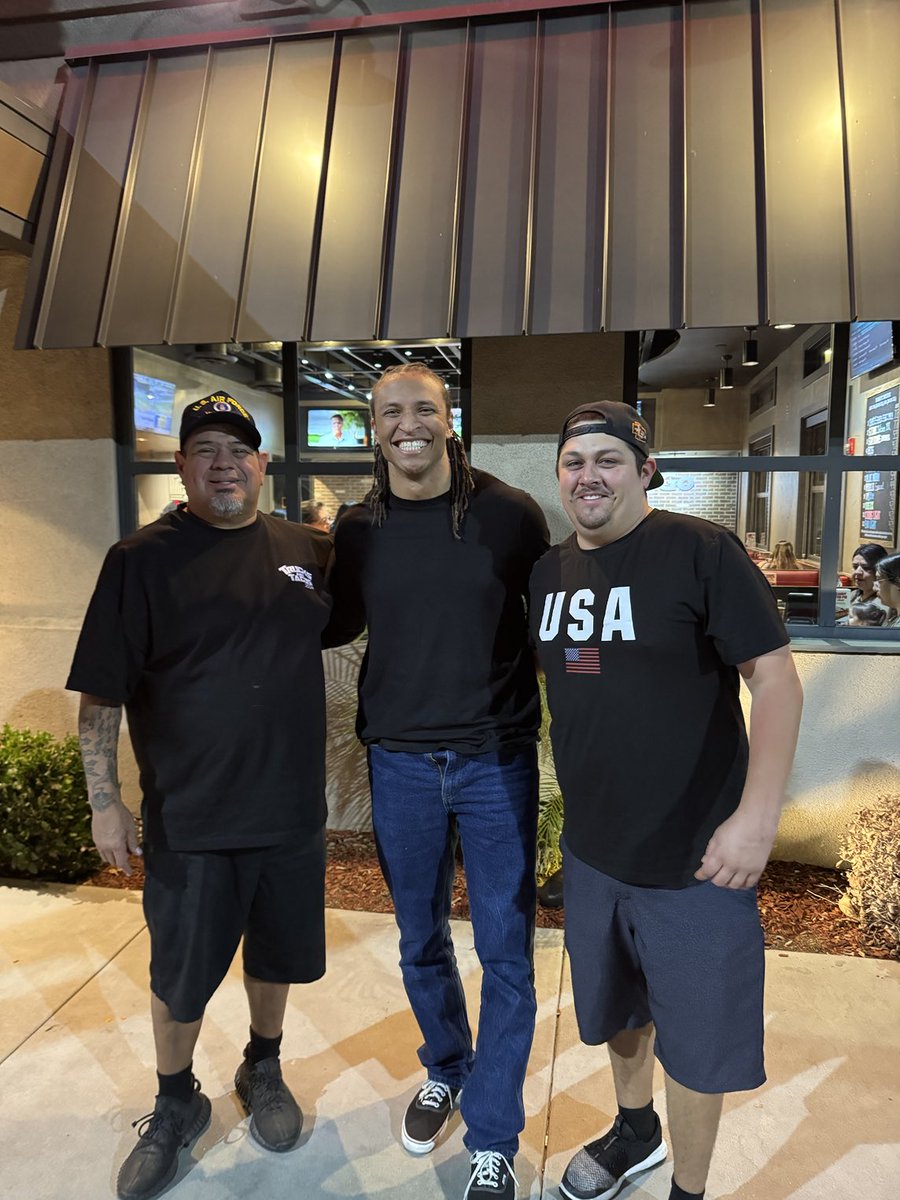 I was nice to see a great friend ⁦<a href="/Coach_Berry22/">Aaron Berry</a>⁩ and his beautiful family .. football has made great life long friendships that will last a lifetime #family