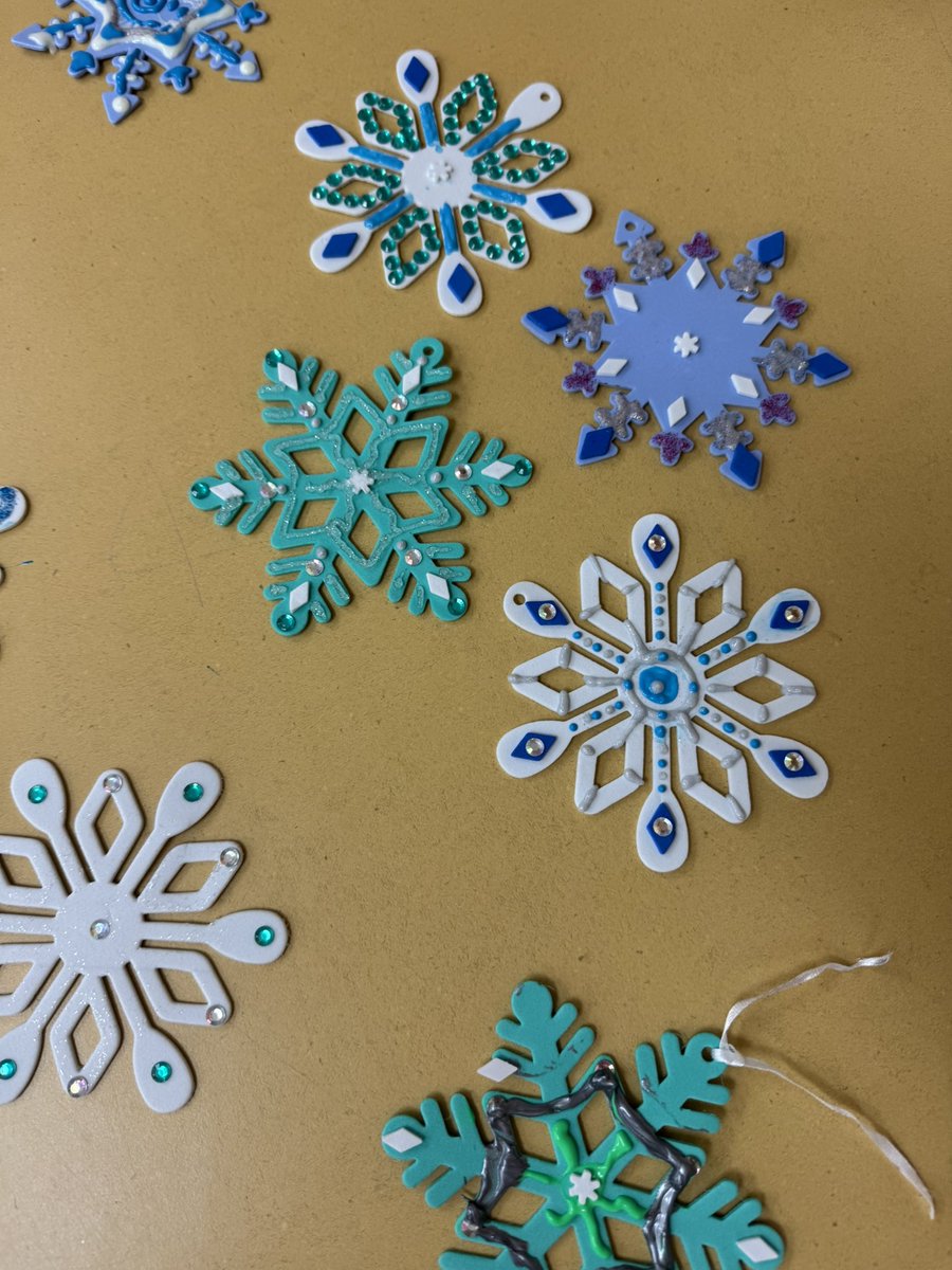 GMS_Horizons's tweet photo. Check out the snowflakes that our after care students made! We are all excited for winter break! https://t.co/mr888hhhzW