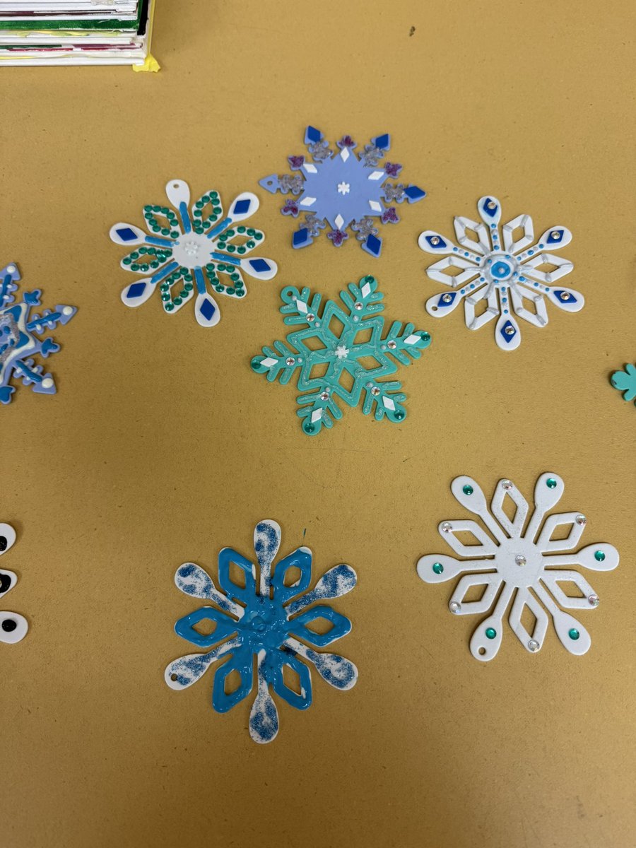 GMS_Horizons's tweet photo. Check out the snowflakes that our after care students made! We are all excited for winter break! https://t.co/mr888hhhzW
