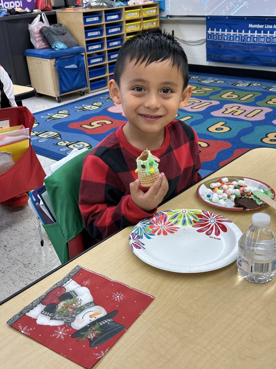 Our last day tradition in Room 103 allowed for a little creativity! We all enjoyed decorating (and eating!) our “trees” so much!🎄Wishing everyone a happy holiday with loved ones and a healthy new year! 🥳 <a href="/rbpsEAGLES/">Red Bank Primary</a> <a href="/thartman05/">Tina Hartman</a> #RBBisBIA