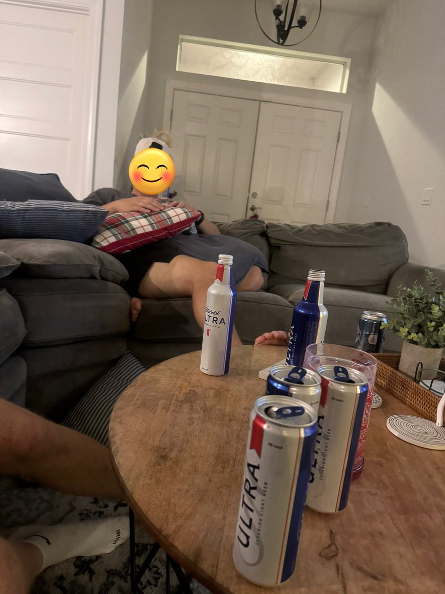 jelkman254's tweet photo. Drinking with old highschool baseball coach. Let’s see if this guy knows ball #dontyellatme https://t.co/9YVnfzg6UV
