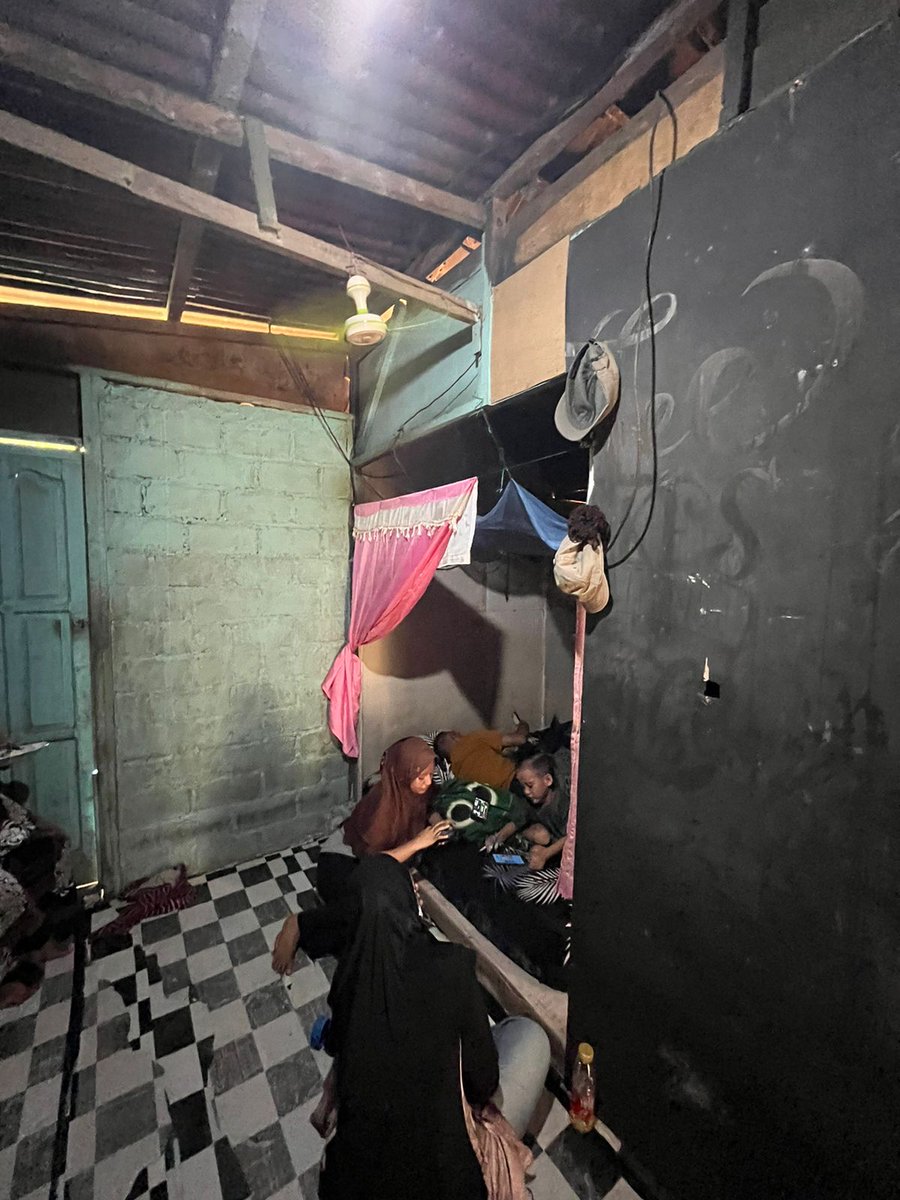 mahdikherid's tweet photo. Kondisi Sahabat Izal, korban kekerasan Oknum Polisi saat ini sedang merasakan kesakitan, posisi masih berada dirumahnya 

Info yg berkembang, atas petunjuk dan perintah dari Pimpinan GusJend @elmoerif, Sahabat Izal akan segera dibawa ke Rumah Sakit, semoga segera disehatkan🤲 https://t.co/A5rcM6bQzX