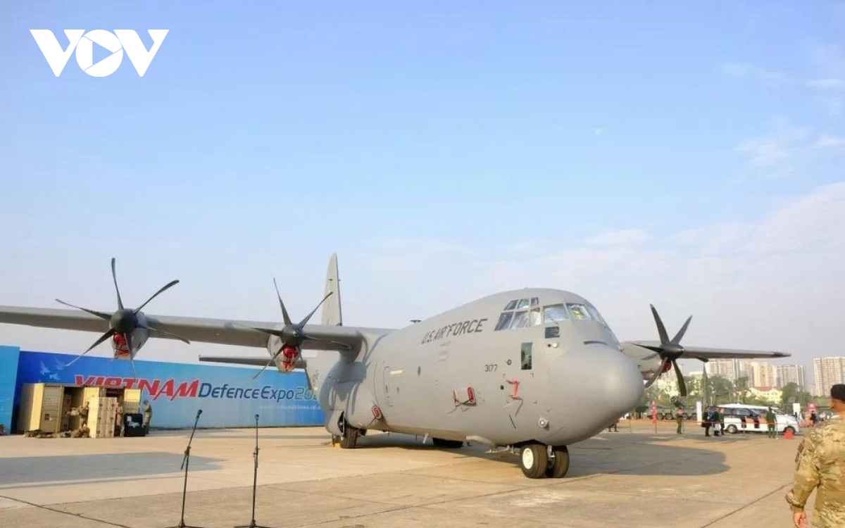 tungproxy's tweet photo. The Vietnam International Defense Exhibition 2024 is taking place from December 19 to 22, 2024 at Gia Lam Airport, Hanoi, bringing together 200 domestic and foreign units and enterprises from more than 30 countries across ASEAN, Asia, Europe and America. Many military powers such as the US, China, Russia, UK, France, India, Israel... are also present.

#VietnamDefenceExpo #defenceexpo #fightingvehicle #Vietnampower #madeinVietNam