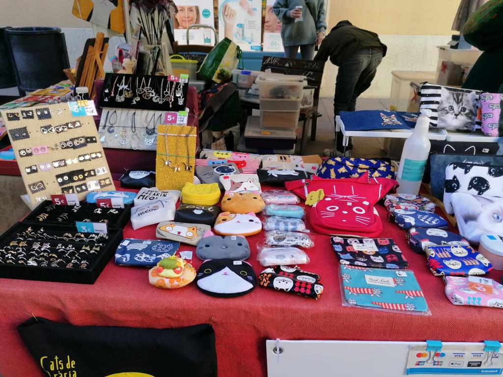 MESA SOLIDARIA. Hoy estaremos en Metro Fontana (L3) en horario de 10.00h a 20.30h.

Tendremos un montón de productos y detalles ideales para regalar estas fechas. Con tu aportación podremos seguir ayudando a los gatetes. Ven a vernos!!

#GatsdeGracia #AdoptaGdG