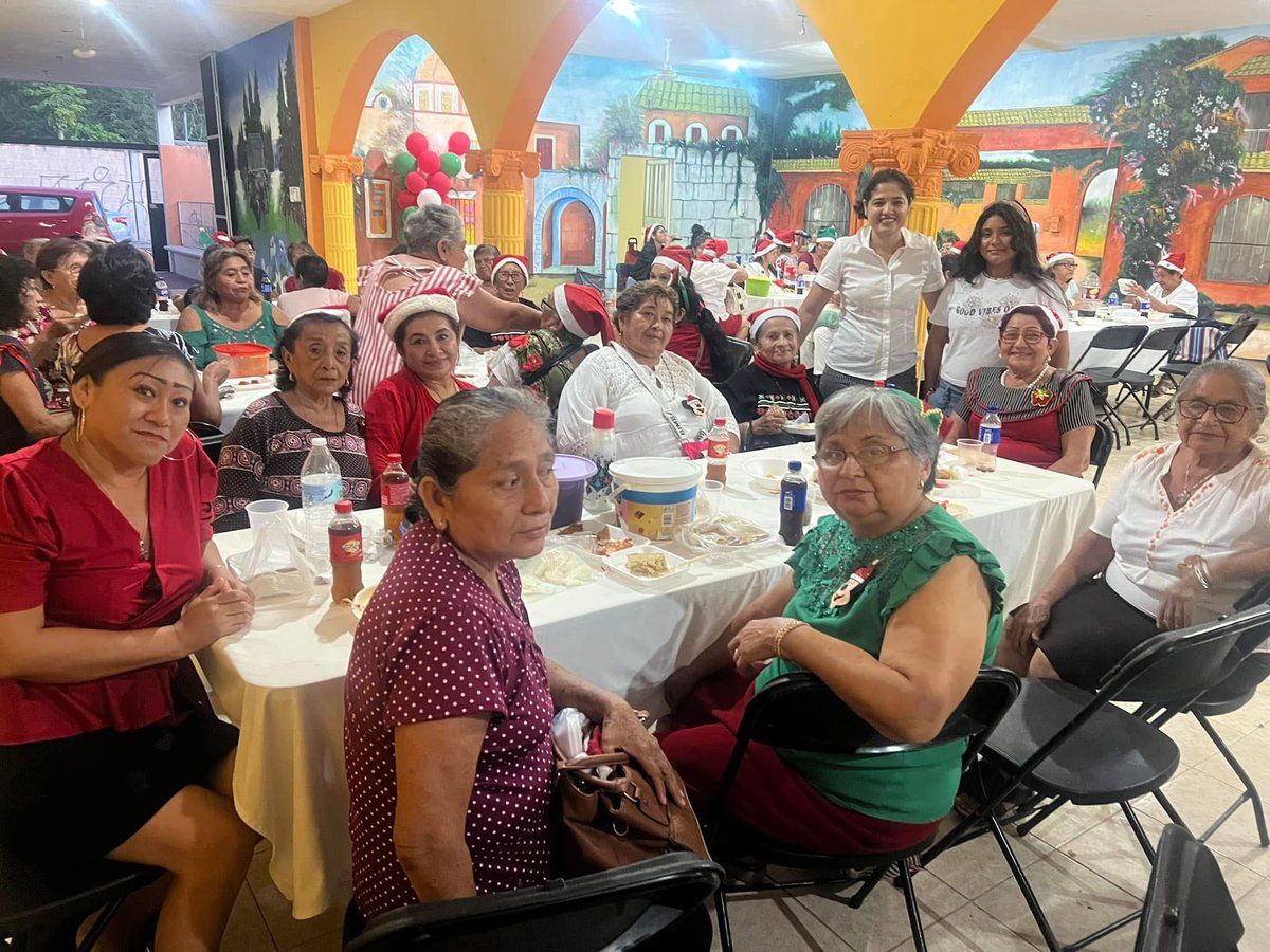 keniaWalldina's tweet photo. 👨🏼‍🦳👵🏻El DIF Umán celebra con los  adultos mayores del club “Renacer con Bienestar” las fiestas decembrinas, recalcando  su compromiso con este sector que  nos inspiran con su experiencia y sabiduría. 🎄🎅🏻🙌🏻🩷

#humánizandocorazones
#BienestarParaTodos https://t.co/DQE9hFypA2