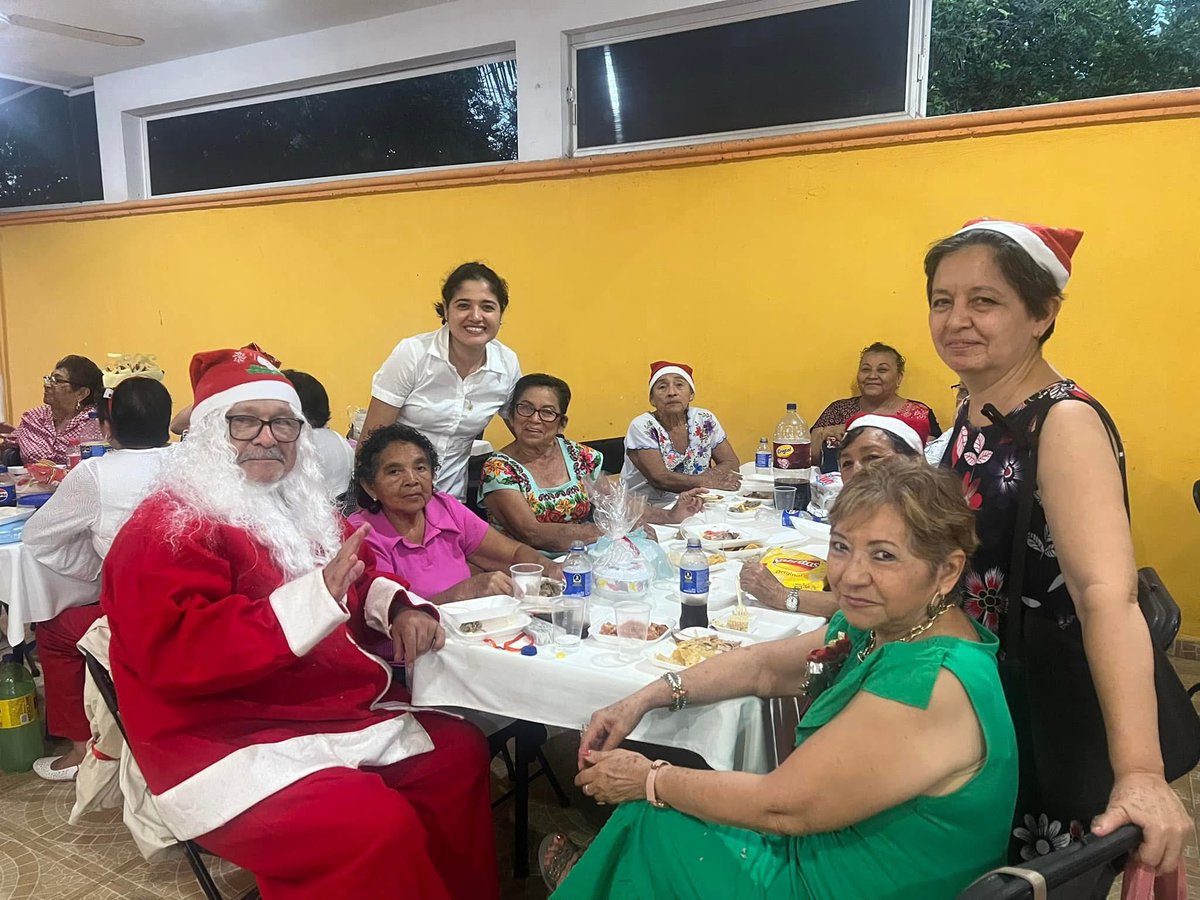 keniaWalldina's tweet photo. 👨🏼‍🦳👵🏻El DIF Umán celebra con los  adultos mayores del club “Renacer con Bienestar” las fiestas decembrinas, recalcando  su compromiso con este sector que  nos inspiran con su experiencia y sabiduría. 🎄🎅🏻🙌🏻🩷

#humánizandocorazones
#BienestarParaTodos https://t.co/DQE9hFypA2
