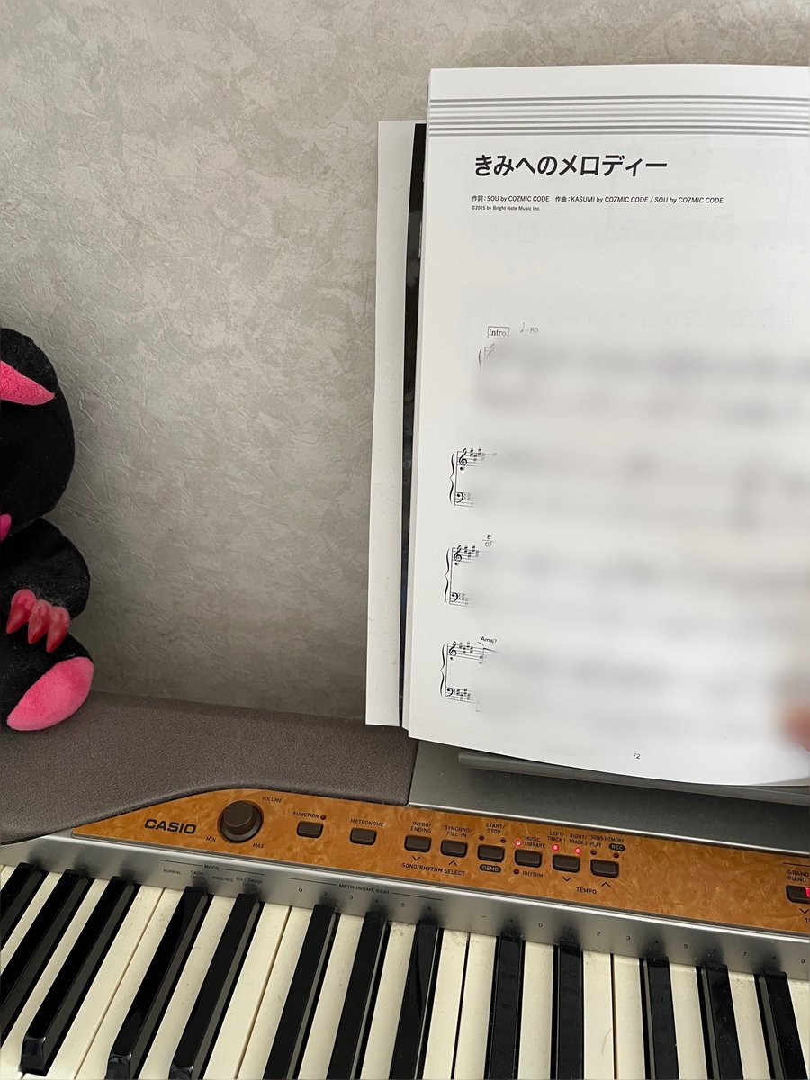 imasarako_w's tweet photo. せっかく楽譜を買ったのに写真集にしてしまってはもったいないので500年ぶりに掃除して弾いてみた
全然指は動かないのに2小節で泣く

#WESCORE
#WESTꓸ https://t.co/UfcZEQ7DSH