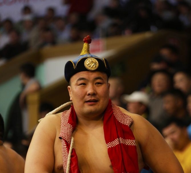 Өглөөний мэндээ. Өнөөдөр нэг дагалцая гэчихвэл хүмүүс бас уурлаад унах болов уу? 😂