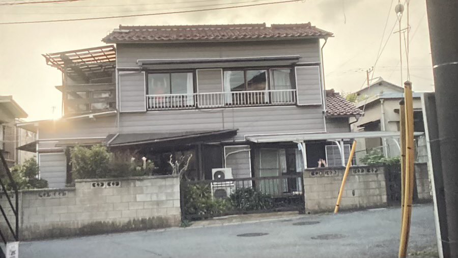 GeneralMadsen's tweet photo. 劇場版 ほんとうにあった怖い話 変な間取り
☆4.3
一軒の事故物件を中心にその隠された真相を巡るPOV多めオムニバス。ゾゾゾ皆口氏が珍しく☆4つけたので観てみたがこれ凄いイイ超怖い。監督 脚本 撮影 音楽を一人で務める寺西涼氏がヤバいセンス漲ってる。この人絶対くると思うので過去作点検します。 https://t.co/T2J5V8TDth