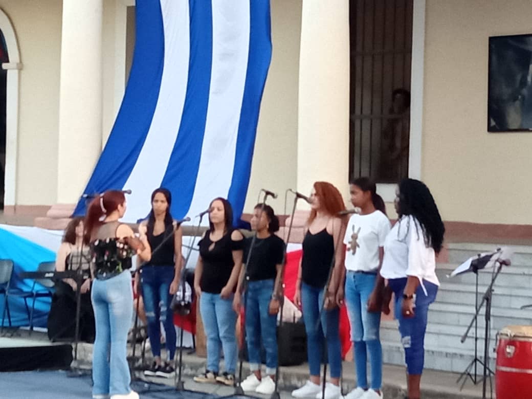 LorenzoOsbel's tweet photo. En la #IslaDeLaJuventud se realiza cantata en defensa de la Revolución y contra el bloqueo  
 #SentirPinero #SíSePuede https://t.co/BVHxrxyTuP