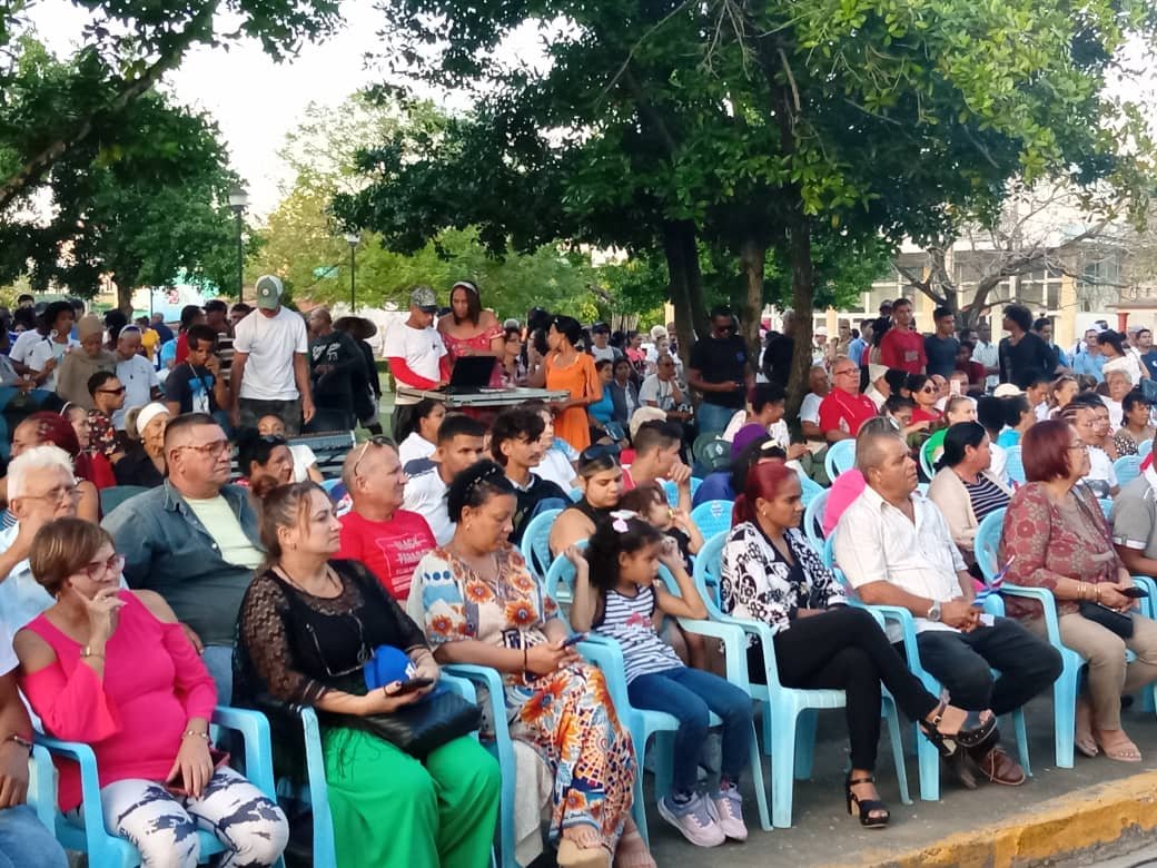LorenzoOsbel's tweet photo. En la #IslaDeLaJuventud se realiza cantata en defensa de la Revolución y contra el bloqueo  
 #SentirPinero #SíSePuede https://t.co/BVHxrxyTuP