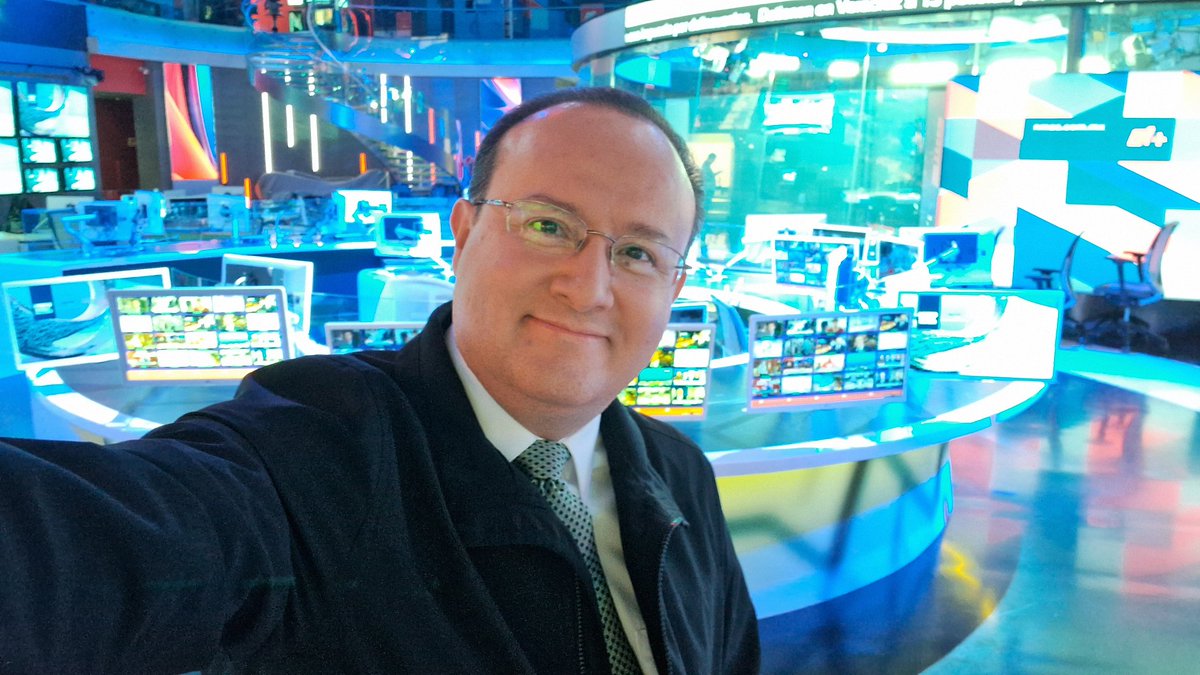 ERIKCAMACHOTV's tweet photo. ¡Amigos!
Del 23 de diciembre al 3 de enero no estaré en Las Noticias de las 5 de la mañana en #NmásFORO porque tendré el gusto de conducir Las Noticias de las 5:50 de mi compañero @Carlos1Hurtado por @Canal_Estrellas
Además también estaré en Las Noticias de @nmasforo de las 10 de la noche de @juliopatan09 y como siempre a las 23:30 horas.
Y ya lo saben... ahora también con enlaces para @despiertamerica.
#SiempreEnVivo