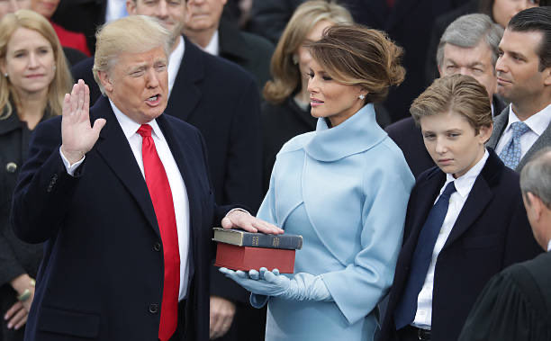 FrankBizon's tweet image. Can someone photoshop Elon in this photo?