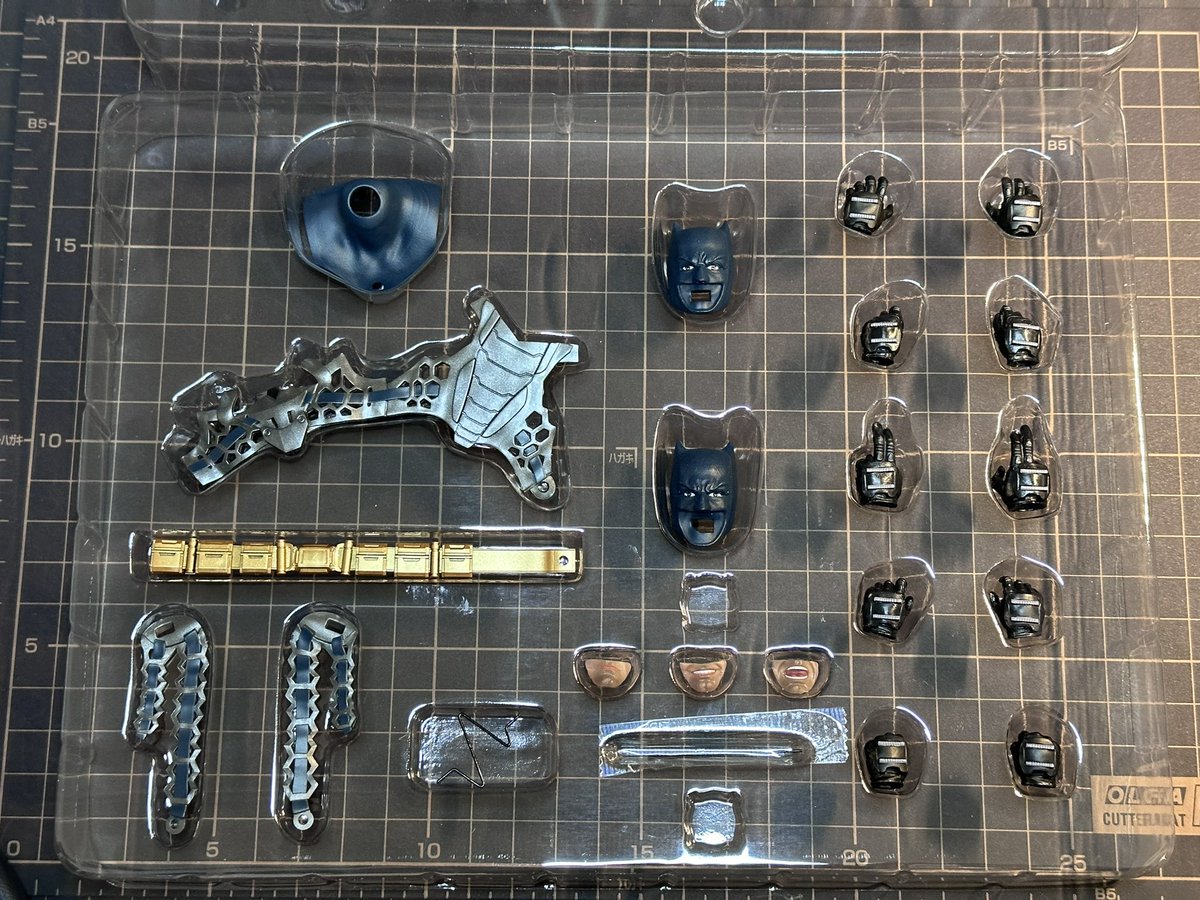 K2Works1's tweet image. 1:12 THE FLASH / BATMAN
 
バットマンモデルキットパーツ一覧。

一部塗装では無く全てのパーツが塗装されていますね✨また、別途ブリスターに入ったパーツはPVCでハンドパーツも豊富。
ワイヤーの入った布製ケープ付きで素晴らしい

#创世模王 #MODOKING