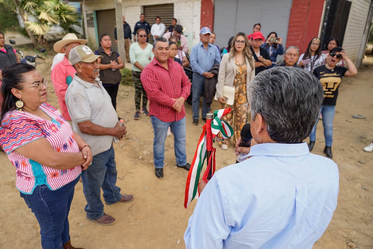 Inaugura Neri obras de impacto en  la Agencia de Trinidad de Viguera
 
- Red de drenaje sanitario y pavimentación con concreto hidráulico, guarniciones y banquetas. 
 
Oaxaca de Juárez, Oax., 20 de diciembre de 2024.- En una muestra del compromiso con el desarrollo y bienestar de