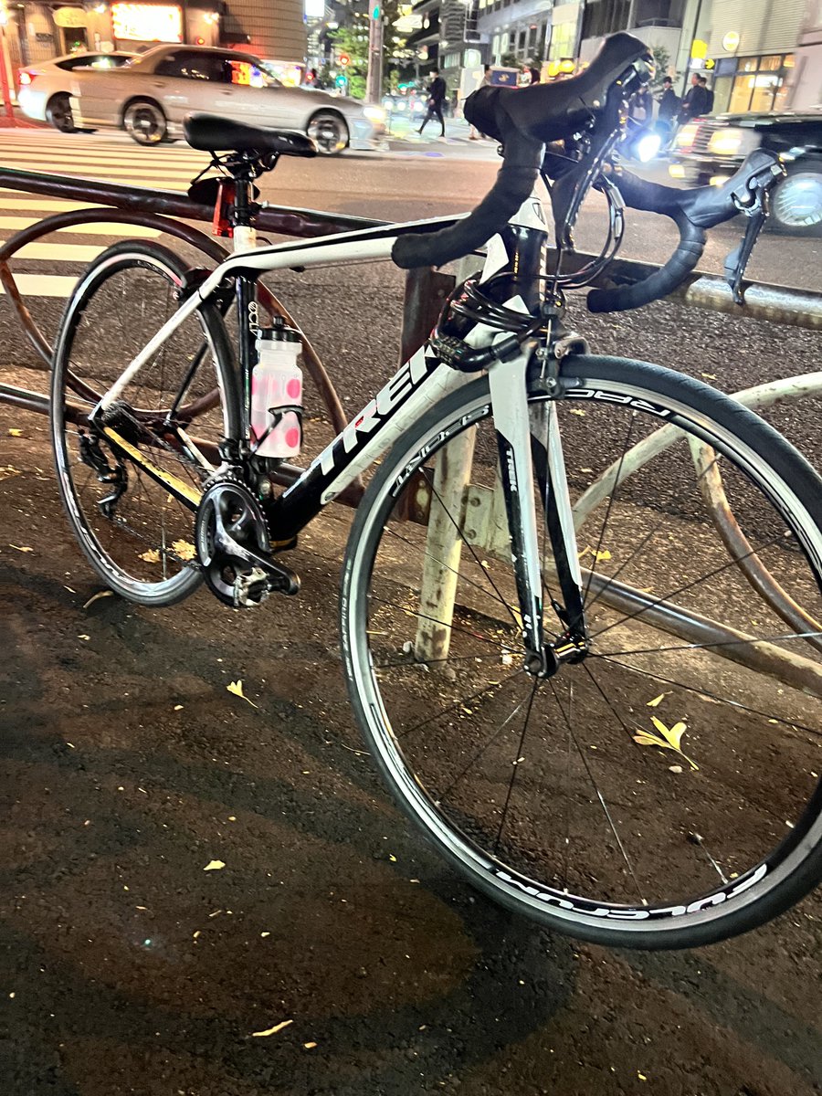 samaRIDLEY31's tweet photo. やっぱりR.O.Fcycleさんのレーパンのパッド最強🔥何度乗ったり降りたりしても痛くならない☺️
仕事中に見えた東京タワーが綺麗だったヾ(*‘ω‘ )ノ
 #ツバメジャージ   #rofcycle
 #アールオーエフサイクル https://t.co/Rp6ZbG8mU0