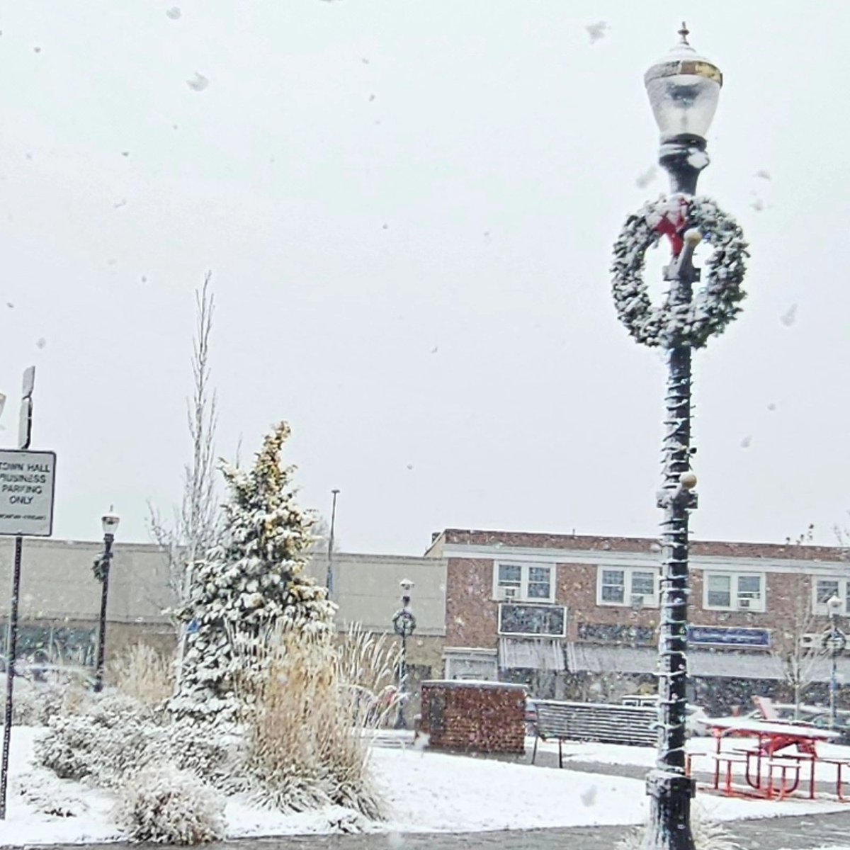 NeedhamChannel's tweet image. A Winter Wonderland outside Town Hall. We hope everyone stayed safe. We'll be closed for the holidays, but we have 2 @TNC_News1 Year In Review Specials on 12/26 &amp;amp; 1/2, both at 7:30pm on-air &amp;amp; online. Happy Holidays to all and we'll see you in 2025!! #TheNeedhamChannel #NeedhamMA