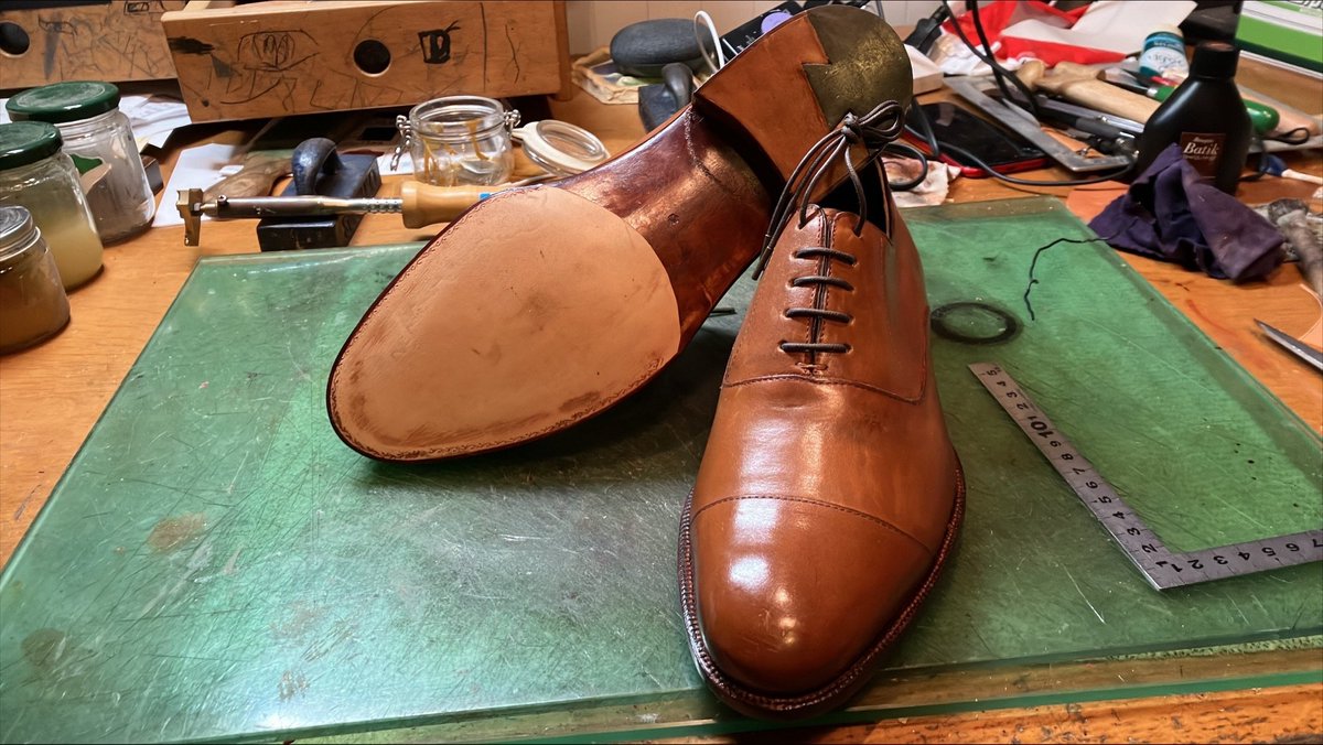 ひさしぶりに知り合い用に作りました。どぶが深すぎるのと底革を剥がすのが薄すぎるんんでしょうか、本底に跡が出てしまいます。
ヴァンプの革を切り出した箇所も良くなかった模様。何気ないひとつひとつの作業がとても高いレベルを求められること改めて実感。