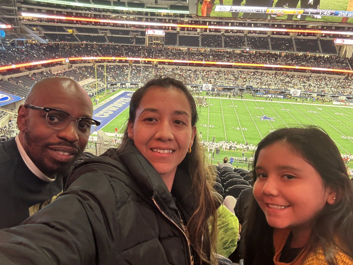 ReynaRuiz80's tweet photo. DallasISD teachers and student supporting 
@Dallas ISD Championship
#SouthOakCliff
@SouthOakCliffHS https://t.co/GVDFteHc4F