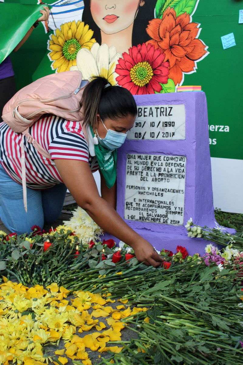 🚨 Hilo #CasoBeatriz | 🧑‍⚖️𝗖𝗮𝘀𝗼 "𝗕𝗲𝗮𝘁𝗿𝗶𝘇 𝘆 𝗼𝘁𝗿𝗼𝘀 𝘃𝘀. 𝗘𝗹 𝗦𝗮𝗹𝘃𝗮𝗱𝗼𝗿"

El Salvador 🇸🇻ha sido declarado responsable por violaciones graves a los derechos humanos.

¿Qué derechos se vulneraron en el caso de #CasoBeatriz ?🟢🟣

Acá te lo cuento👇

Foto: