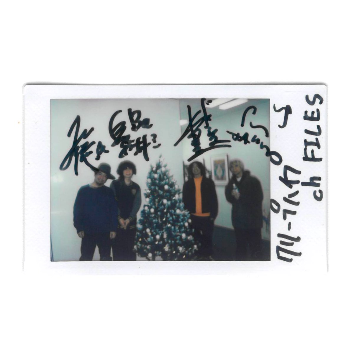 chFILES_tokai's tweet photo. 【プレゼント🎁】

#クリープハイプ
サイン入りチェキ 1名様に✨

最新アルバム『こんなところに居たのかやっと見つけたよ』の高校生シチュエーション別プレイリスト、高校時代の制服話は必読！

【応募方法】1/19(日)〆
1️⃣ @chFILES_tokaiをフォロー
2️⃣本投稿をRP

12/20より高校図書館で順次配布 https://t.co/MNKEAM2F5u