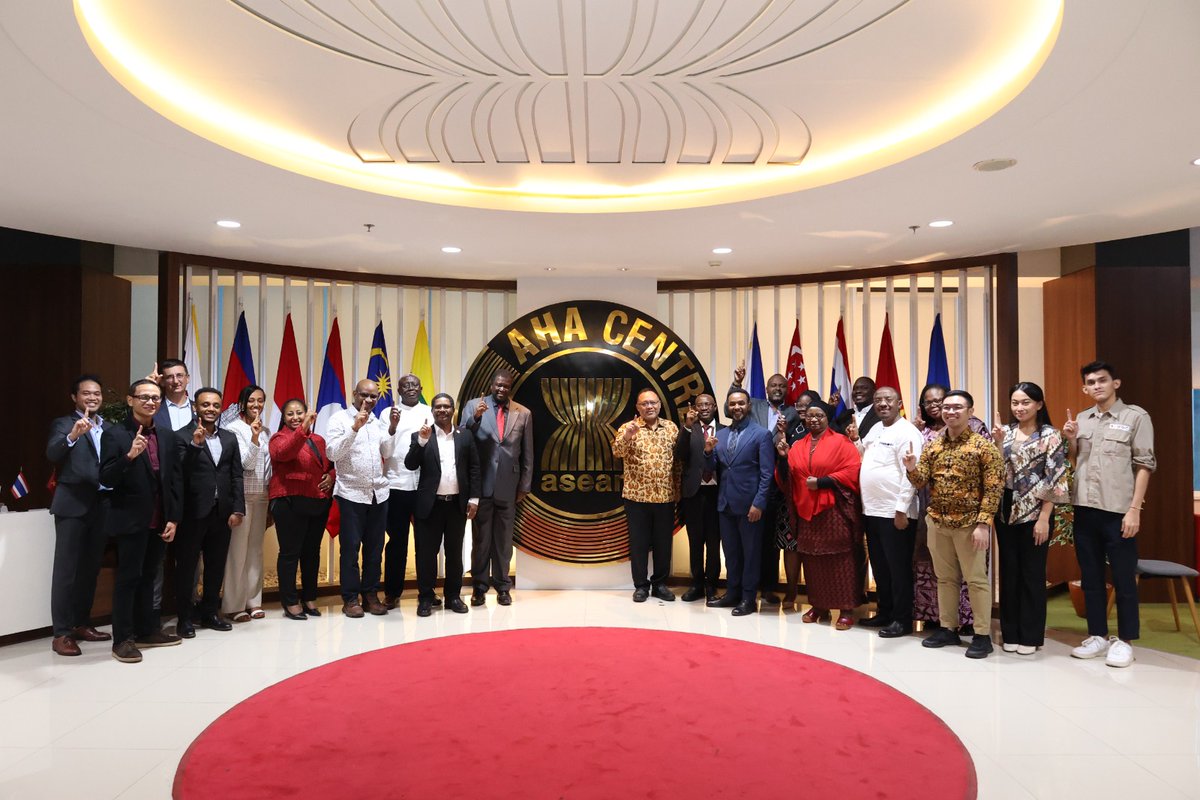 ElkhanRahimov's tweet photo. We would like to thank @AHACentre,  @ASEAN Secretariat, @palangmerah for hosting experience exchange visit by representatives of African Union facilitated by @ifrc Permanent Representation to #AU

#DisasterPreparedness  #DisasterResponse #Climate #Collaboration #workingtogether https://t.co/NpfLWUvUQn