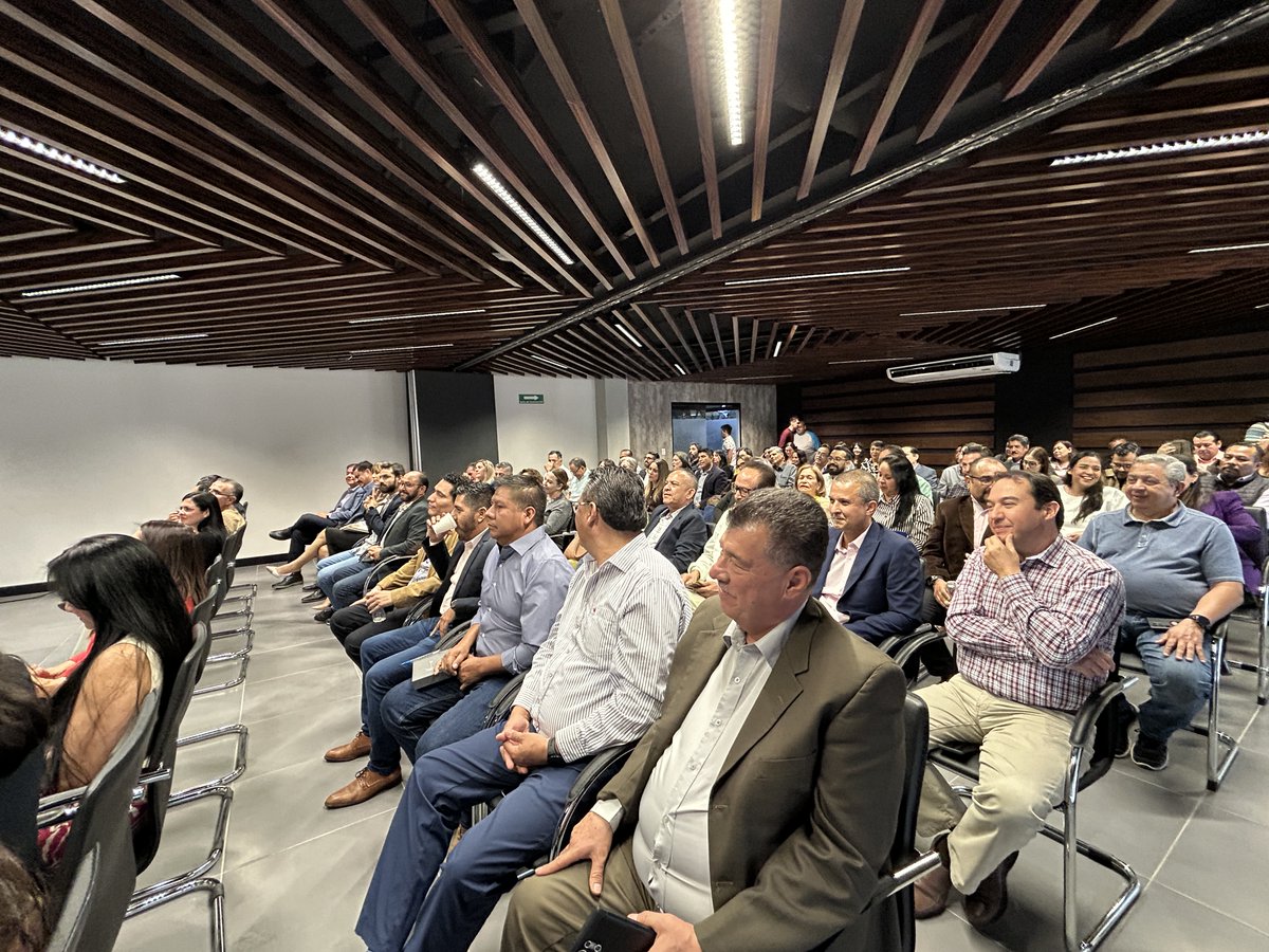 JCFloresMiramon's tweet photo. Termino la semana con una reunión enriquecedora junto al equipo directivo de la @SecEducacionJal, donde reflexionamos, definimos metas y establecimos las primeras estrategias para seguir fortaleciendo el liderazgo educativo de Jalisco.