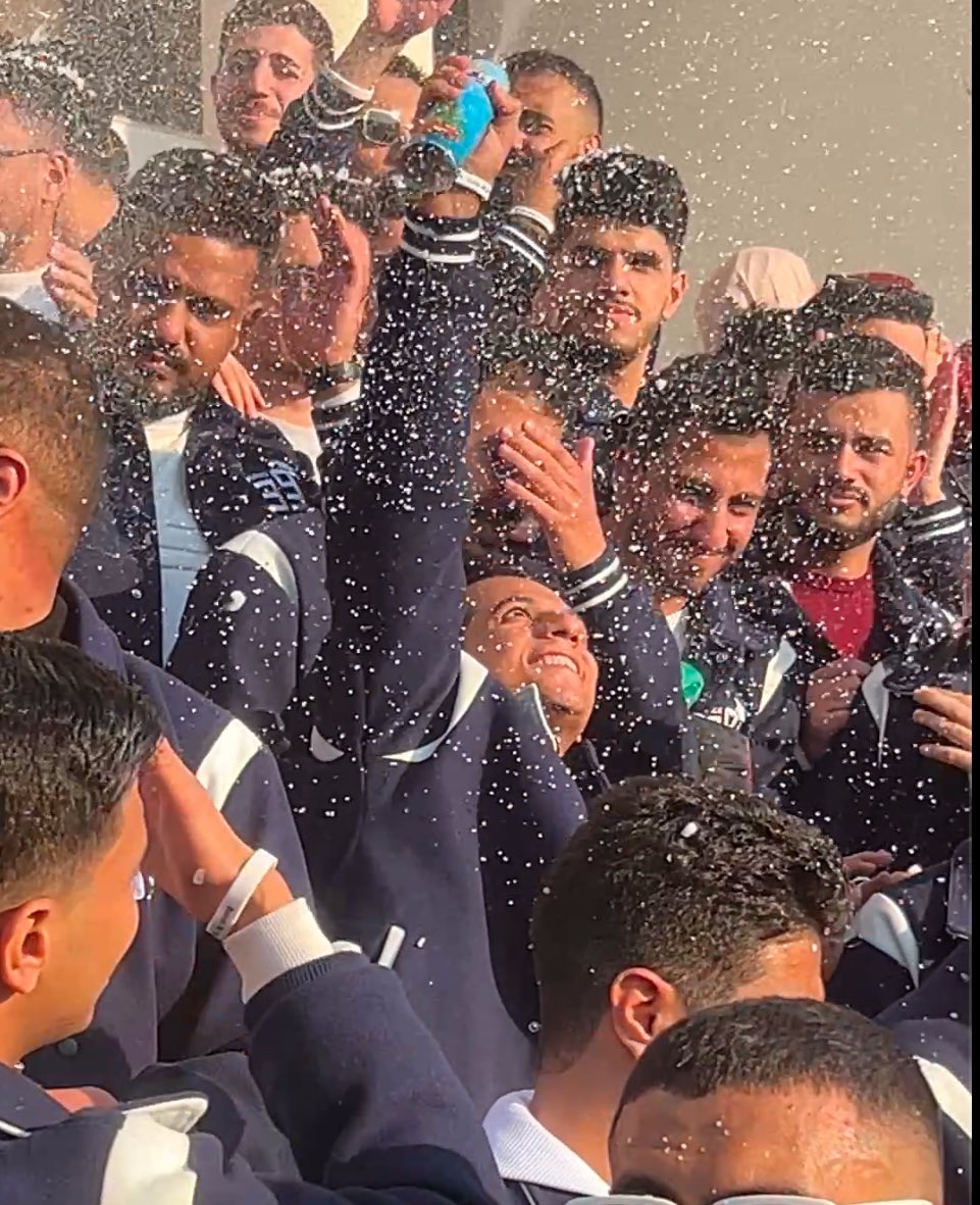 _xspicey's tweet photo. الصوره دي فيها مشاعر واحد بيحاول يبسط نفسه لوحده بعد ما عرف ان أهله مش موجودين معاه في اللحظه اللي كانو بيحلمو بيها وبعد ما صحابه كل اتنين تلاته بقو مع بعض والشلة اتفرقت وبعد محاولات كتير بائسه ل لمهم ولكن باءت بالفشل
ممتن لمشاعر العائلات اللي كانت موجوده في الجو وفرحت الواحد✨♥️ https://t.co/nc3V17FCLl