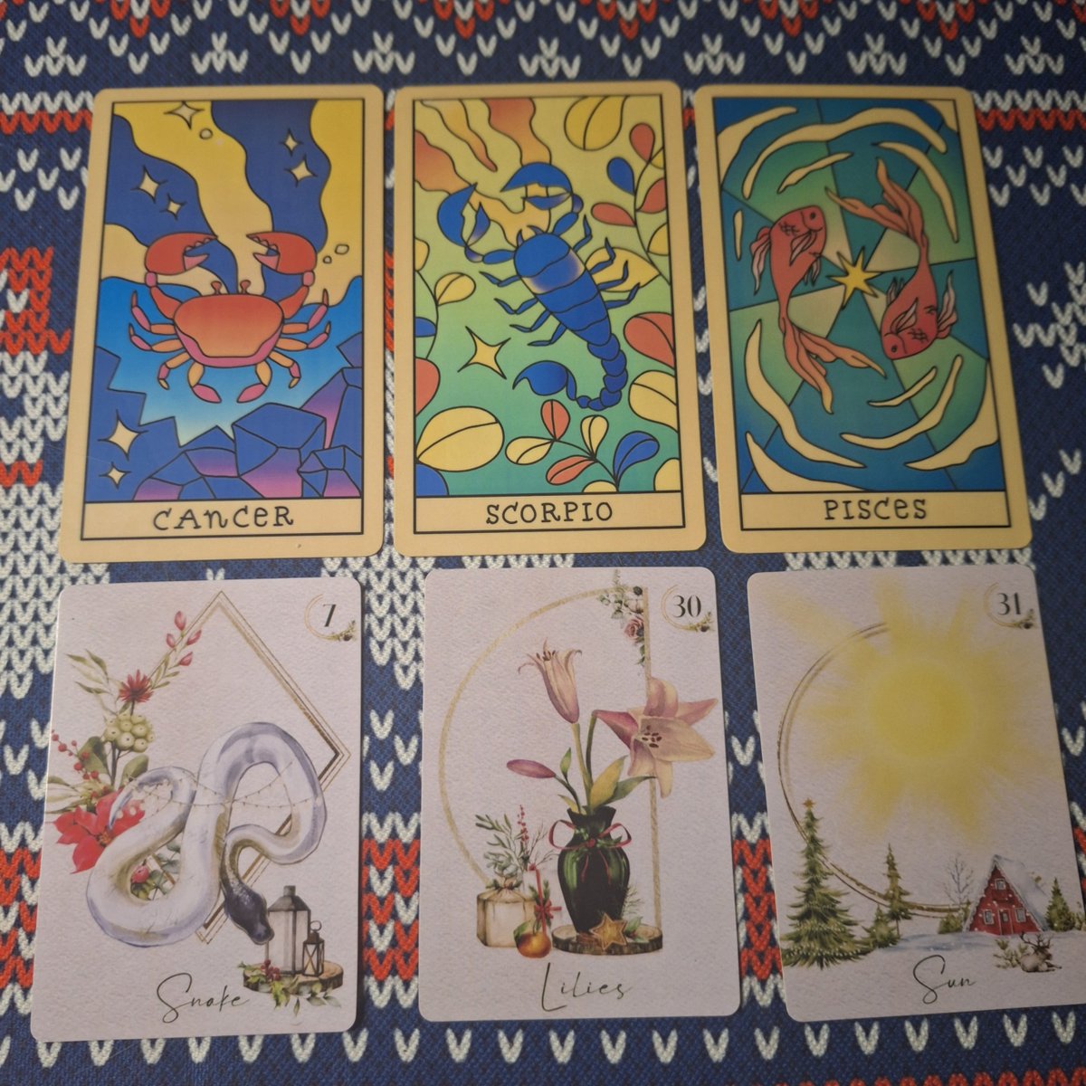 PHOEN1XDRAGON's tweet photo. ☯️ 21 ARALIK GÜNLÜK Noel Lenormand Ana gündem kelimeleri Tek Kart Gündemi

¡Etkileşim Verenlere niyetlendim!

𖤓 Güneş | ⅍ Yükselen  | ☽ Ay 

➣Günün Mesajları Burçların altında yazmaktadır.
(Sistem yeniden yerine oturana kadar foto paylaşımlı olacak)

🜂ATEŞ ELEMENTİ
♈︎ Koç
⛇Hanımefendi 
٠࣪⭑Dişil Enerji 
٠࣪⭑İlgili kadın
٠࣪⭑Edilgen olaylar
⋆⁺₊❅.  

♌︎ Aslan
⛇Çocuk
٠࣪⭑Yenilik 
٠࣪⭑Küçük Süprizler 
٠࣪⭑Masumiyet 
⋆⁺₊❅.  

♐︎ Yay
⛇Fare
٠࣪⭑Stres
٠࣪⭑Endişeler
٠࣪⭑Zarar görmek 
⋆⁺₊❅.  

🜃TOPRAK ELEMENTİ 
♉︎ Boğa 
⛇Kalp
٠࣪⭑Aşk 
٠࣪⭑Birliktelik
٠࣪⭑Önemsenmek
 ⋆⁺₊❅.  

♍︎ Başak
⛇Buket
٠࣪⭑Hediye
٠࣪⭑Eğlence
٠࣪⭑Güzel gelecek enerjiler 
 ⋆⁺₊❅.  

♑︎ Oğlak 
⛇Ay
٠࣪⭑Sezgiler 
٠࣪⭑Farkındalık yaşama 
 ⋆⁺₊❅.  

🜁HAVA ELEMENTİ 
♊︎ İkizler 
⛇ Haç
٠࣪⭑Sorumluluklar 
٠࣪⭑Acı çekmek 
٠࣪⭑Fedakarlık 
⋆⁺₊❅.  

♎︎ Terazi
⛇Buket
٠࣪⭑Hediye
٠࣪⭑Eğlence
٠࣪⭑Güzel gelecek enerjiler 
⋆⁺₊❅.  

♒︎ Kova
⛇Atlı Binici 
٠࣪⭑Haberler
٠࣪⭑Gelmekte olan 
٠࣪⭑Misafir gelen/olma 
⋆⁺₊❅.  

🜄SU ELEMENTİ 
♋︎ Yengeç
⛇Yılan
٠࣪⭑Yalanlar 
٠࣪⭑Uyarılar 
٠࣪⭑İhanetler
⋆⁺₊❅.  

♏︎ Akrep
⛇Zambak
٠࣪⭑Olgunlaşma
٠࣪⭑Bilgelik 
٠࣪⭑Barış
⋆⁺₊❅.  

♓︎ Balık
⛇ Güneş
٠࣪⭑Başarılar 
٠࣪⭑Sağlığın iyiye gitmesi 
٠࣪⭑Farkına varılması 
⋆⁺₊❅.  

『 Dileyen arkadaşlar benden özel danışmanlık hizmeti alabilirler. Yapmaları gereken tek şey benimle iletişime geçmeleri olacak』

#tarot #oracle #kehanet #rune #astroloji  #burçlar #zodyak #signs #motivasyon  #günlükmotivasyon  #koç #boğa #ikizler #yengeç #aslan #başak #terazi #akrep #yay #oğlak #kova #balık #PhoenixDragon #PhoenixDragonTarot 
#TarotZilla #keşfet #kesfet