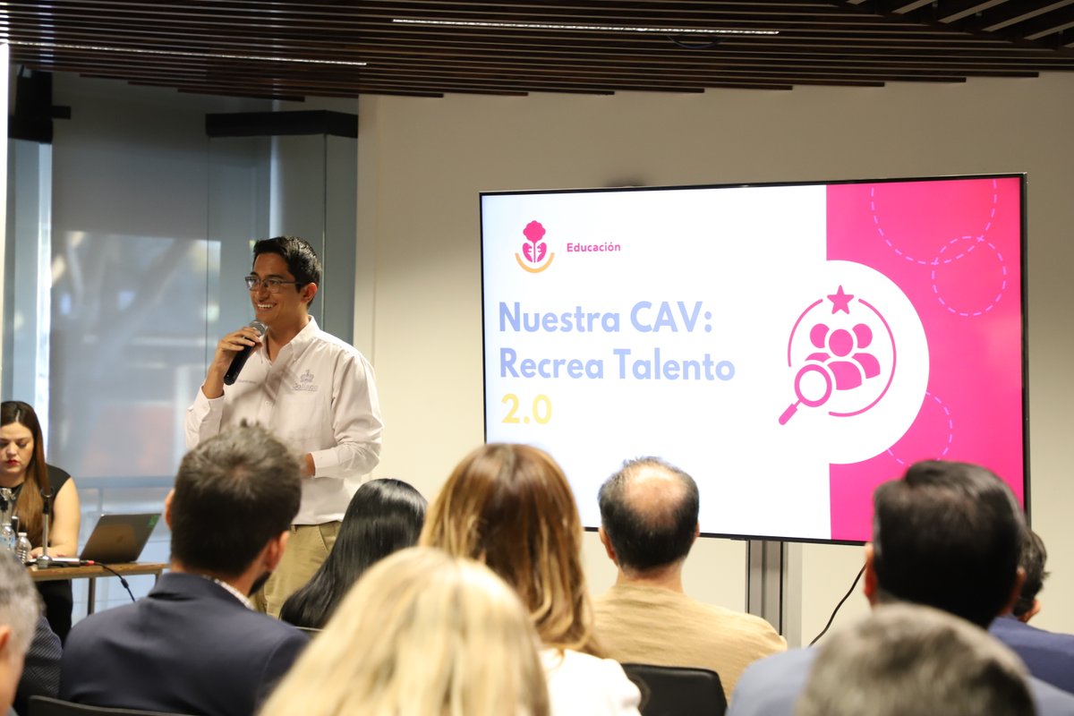 JCFloresMiramon's tweet photo. Mi reconocimiento a quienes permanecen por su esfuerzo y compromiso, y mi bienvenida a quienes se suman con entusiasmo a este proyecto. Cada uno de ustedes es clave para transformar la educación en nuestro estado.

¡Sigamos construyendo juntas y juntos #AlEstiloJalisco!