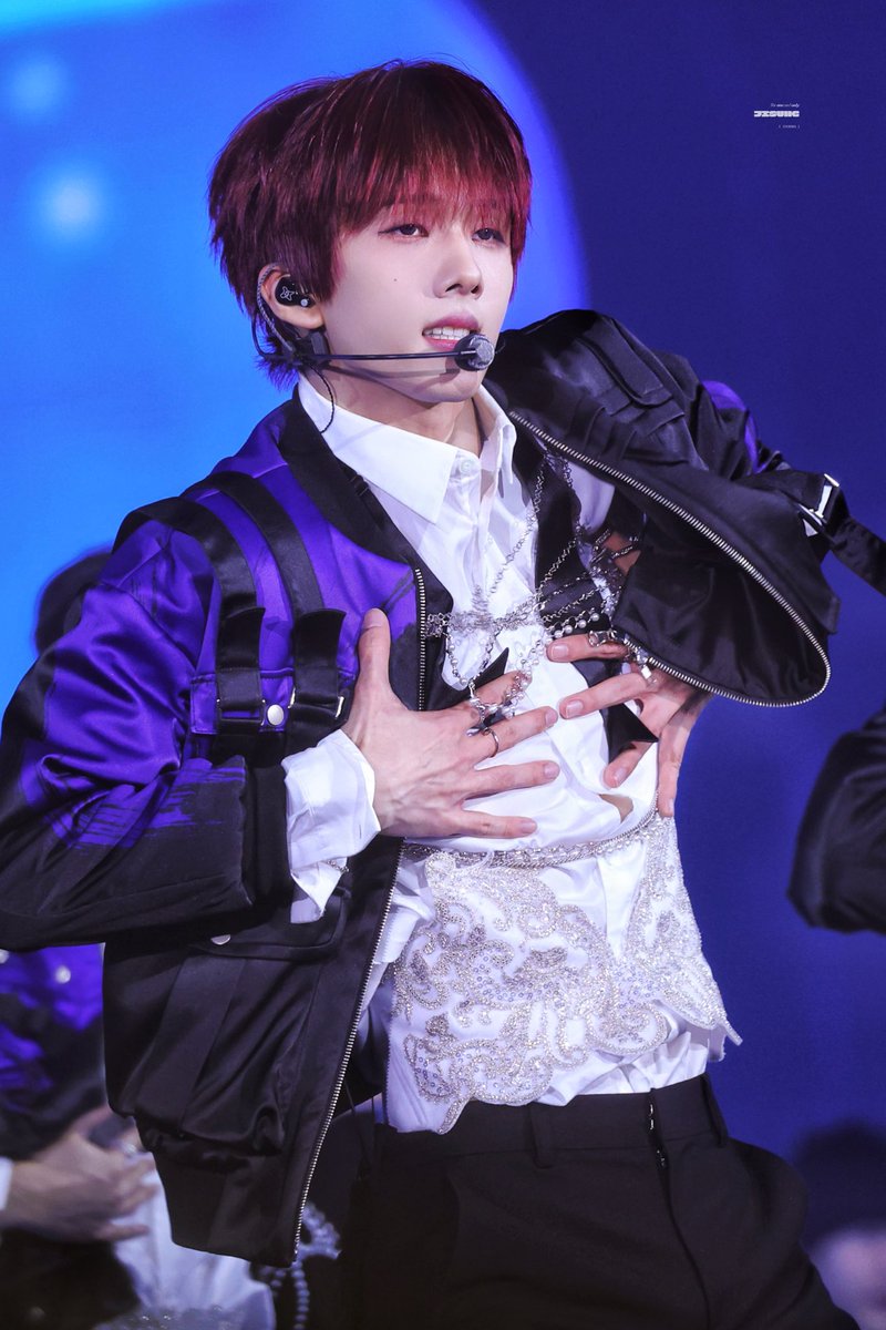 Jisung’s hand is the size of his entire waist 😵‍💫😵‍💫😵‍💫