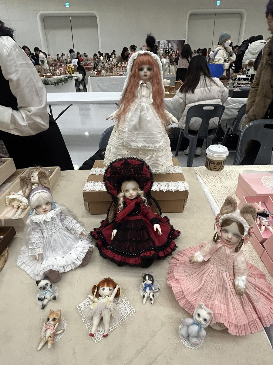 roserindoll's tweet photo. 프젝돌 참가중입니다~

부스 위치 : C-17, 18입니다!
놀러오세요~~~

#roserin #roserindoll #doll #bjd #bisquedoll #로제린돌 #인형 #구체관절인형 #비스크인형 #artdoll  #아트돌 #인형드레스 #teddy #teddydoll #스마트스토어 #프로젝트돌 https://t.co/uSr5VJBaBw