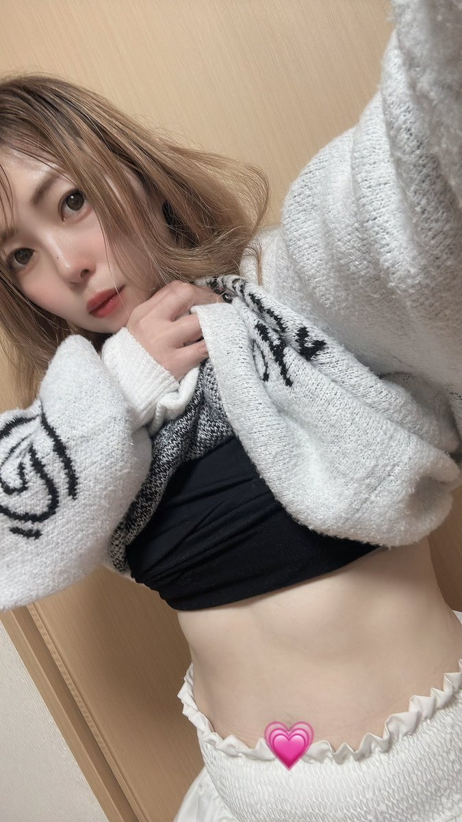 rasmama26's tweet photo. 昨日トレ後のお腹🙈ちょい盛れた？🤭
今日めめ🎀💘
足を綺麗に見せる組み方探しちゅ🤔

#ダイエット記録 #ダイエット垢さんと繋がりたい #ダイエット仲間募集中 #３児ママ #ライバー https://t.co/qoMCnxtRvM