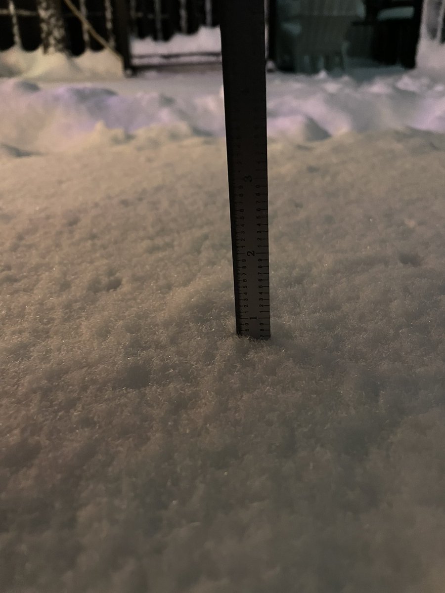 Jbukow2's tweet photo. Another .7” since 00z (7pm) for a surprising storm total of 5.4” in the north end of Boston just light flurries remain. @NWSBoston @WX1BOX #mawx https://t.co/vFsgAHfybw