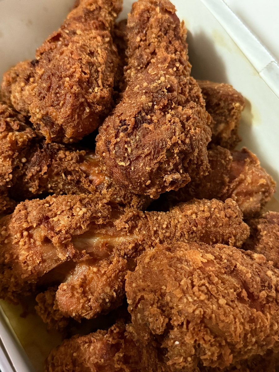 rebel4cix's tweet photo. 231220 🦖💌 fromm
#BX #비엑스 #병곤 #CIX

🦖I’m thinking about the dinner menu ㅠ 
🦖I’ll go with Golden Olive Hot Crispy ㅎㅎㅎ
🦖(📷) Huh, it seems a bit different. I’ll try it first 
🦖It’s so deliciousㅋㅋㅋㅋㅋㅋㅋ 
🦖It’s snowing and slippery, so be careful! Dress warmly!💙 https://t.co/Xxl4GfnZso