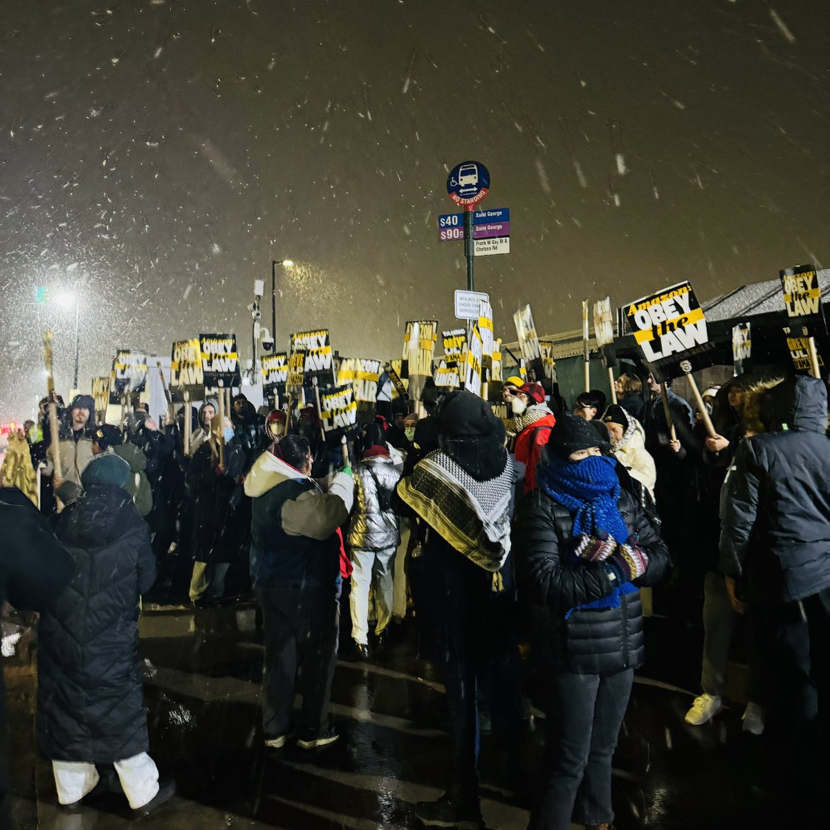 Bezos Bezos, you’re no good
Pay your workers what you should
👀