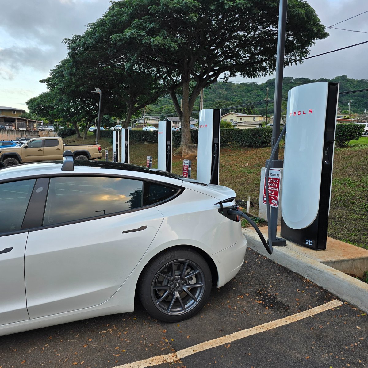 jaycadla's tweet photo. Tesla chargers online in Kaneohe https://t.co/smGTU5gGnx