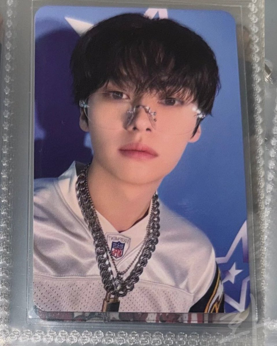 MlNHORIZON's tweet photo. THIS LEE KNOW SEASON GREETINGS PC ????!??? https://t.co/DRPprElY5t