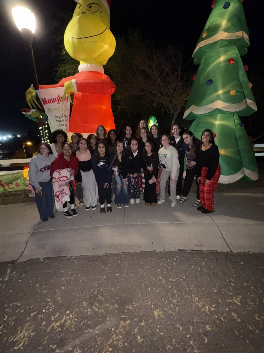 RM_girlsbball's tweet photo. Team tradition- Dutch bros and Xmas lights #RedMtn #teambonding https://t.co/LY7nlsF6jm