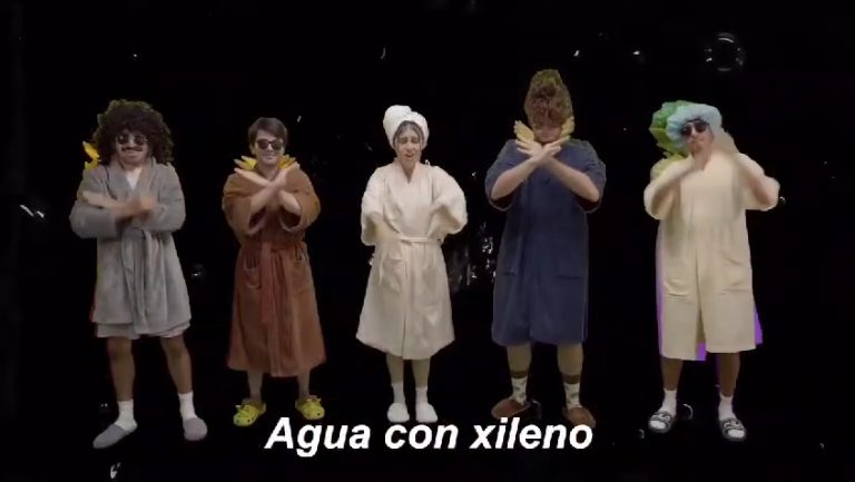 culturacr's tweet photo. Aquí esperando el #chinaoke de hoy... la gente lo pide con desesperación; los que no lo vieron en directo. Parece que ahora mucha más gente quiere verlo. https://t.co/LKKuWMFDXR