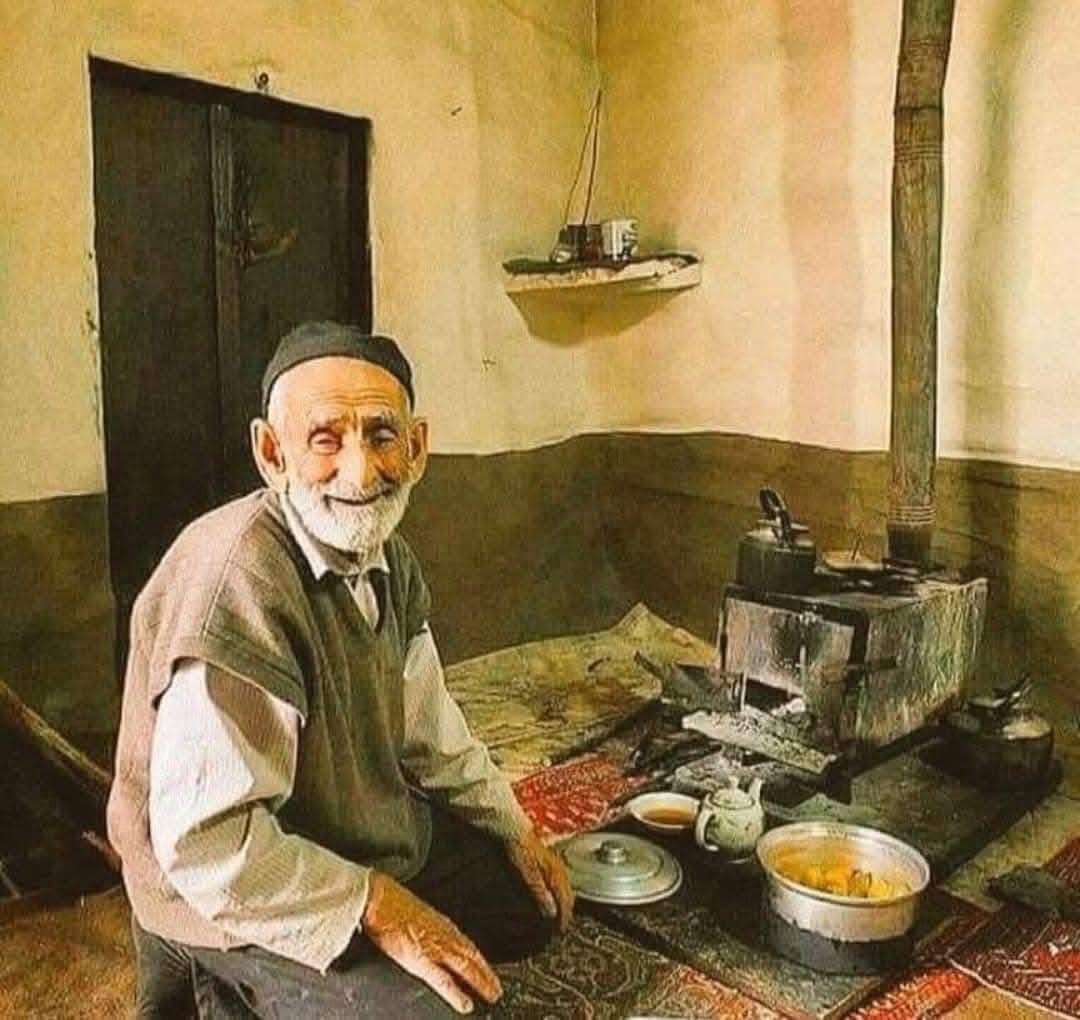 AliSere20's tweet photo. Samimi,
Saf ve tertemiz bir bakış 😊🌻🍀
Keyifli bir #haftSonu dileğiyle ☕🪻🌧️☔📚 https://t.co/3XumCQhAMU