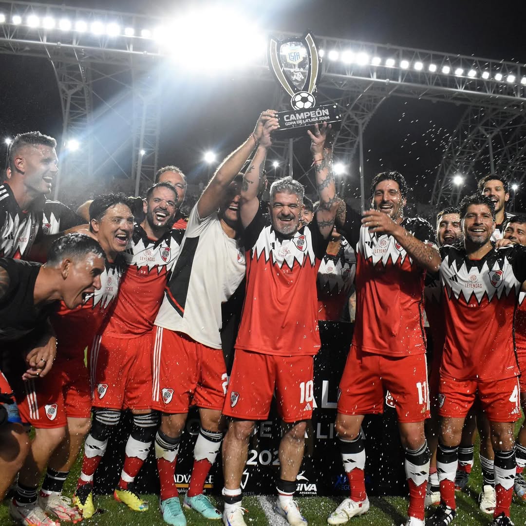 SC_ESPN's tweet photo. 🏆 RIVER CAMPEÓN DE LA COPA DE LA LIGA SENIOR 🏆

⚪🔴 Derrotó a Huracán por 3-1 en la final y se quedó con el título en San Nicolás

⚽ Doblete de Leandro Caruso y uno del Chori Domínguez

🇦🇷 #FinalCopaSenior

📷 @RiverPlate https://t.co/rd29BVWtS3