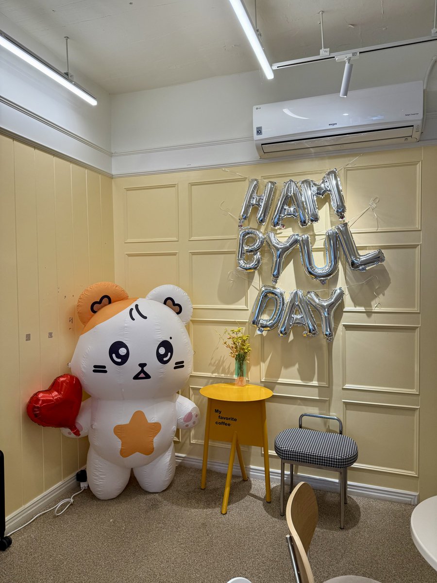 hwatermelonwhee's tweet photo. moonbyul bday cafe!! 🐹 

the decorations and gifts are so well done i’m so proud of my friends 🥹🙏
@hambyulday 

#HAMBYULDAY #햄별데이 https://t.co/gTKRZiUFcX