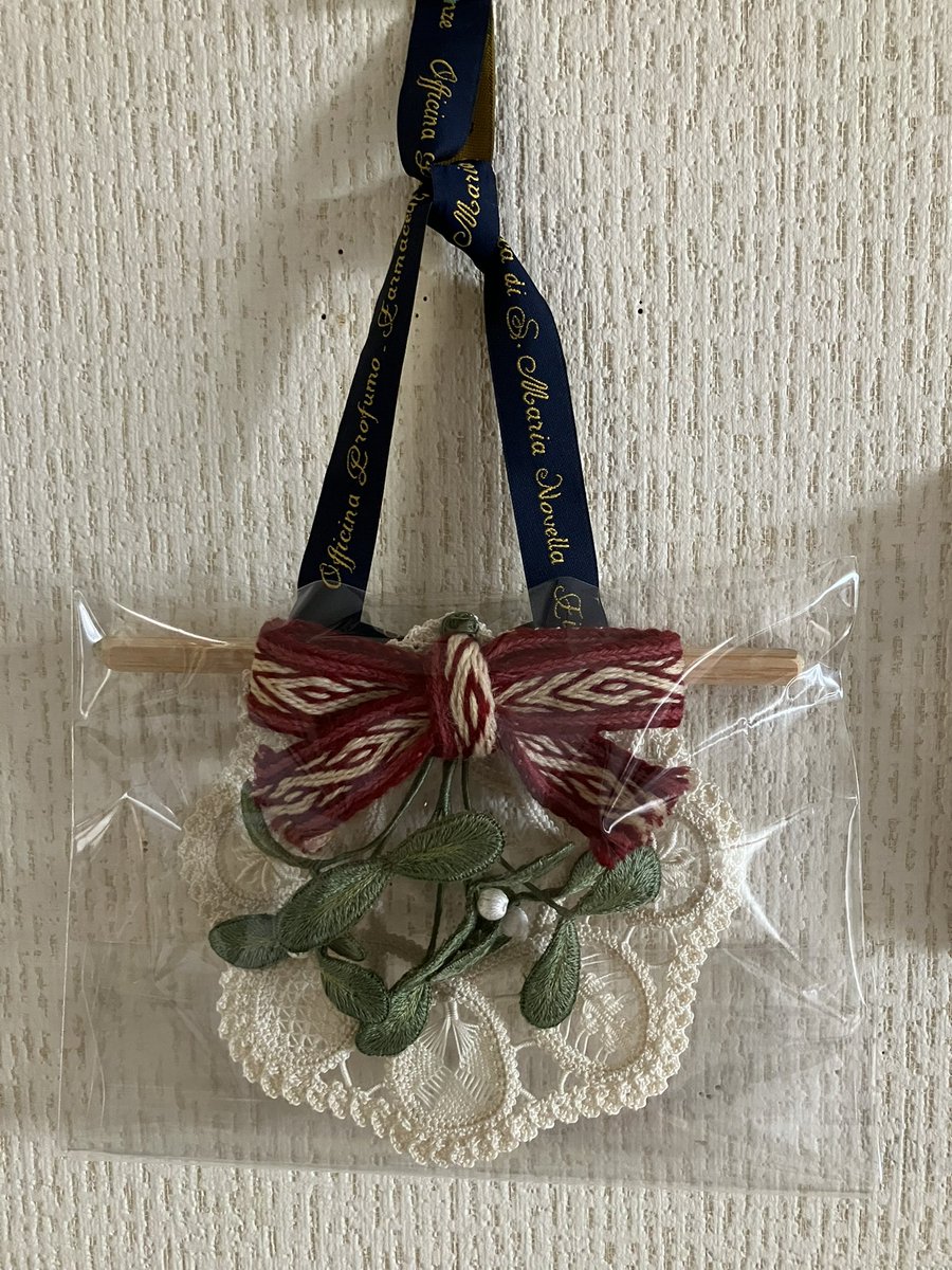 Licoricesticken's tweet photo. ユールの掛け物、新調で��ました
さっきドアにかけてきた
ヤドリギ（立体刺繍）もリース（ルーマニアレース）もリボン（ヴァイキングカード��）も、全部糸一本からここまで作ったフルハンドメイドだよ

みんなあったかくして過ごしてね

#yule #jule #冬至 #ハンドメイド #手芸 https://t.co/1a7xoKFAv4
