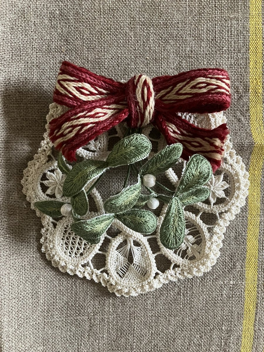 Licoricesticken's tweet photo. ユールの掛け物、新調で��ました
さっきドアにかけてきた
ヤドリギ（立体刺繍）もリース（ルーマニアレース）もリボン（ヴァイキングカード��）も、全部糸一本からここまで作ったフルハンドメイドだよ

みんなあったかくして過ごしてね

#yule #jule #冬至 #ハンドメイド #手芸 https://t.co/1a7xoKFAv4