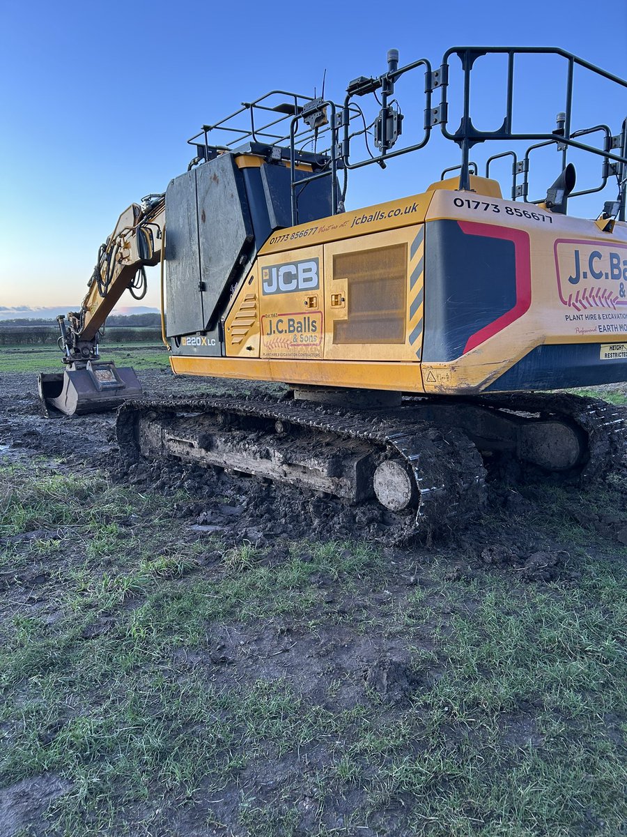 Well the 2024 season was over for me on Thursday, so now’s time for a well earned festive break 🎄 Merry Christmas everyone and here’s to more digging in 2025 🍻 #jcb220x #engcon #trimbleearthworks #NoProblem #Christmas