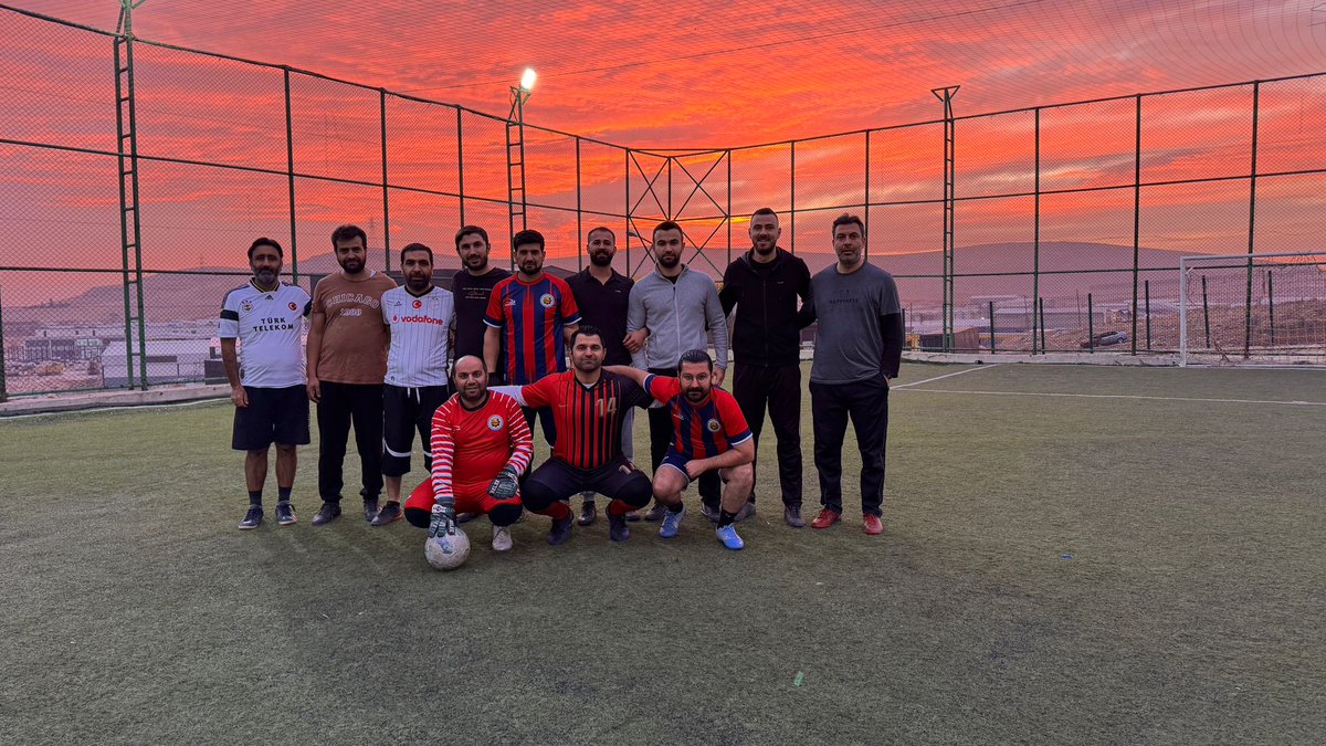 EyyubiyeM's tweet photo. Sanayi MTAL olarak tüm paydaşlarla fair play çerçevesinde bir halı saha maçı yaptık. 
😎 https://t.co/BXVKBNqSJu