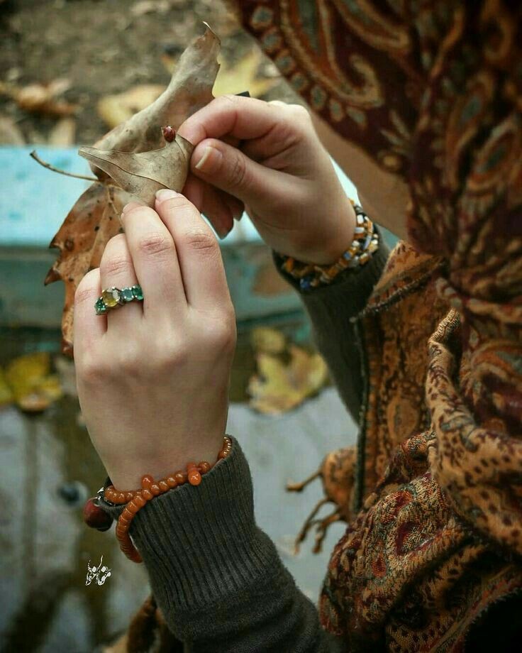 Kalbindeki endişelerini yavaşlat..

Senin hikayen seni yaratan tarafından yazıldı. 
Önündeki hayat arkanda  bıraktığın zorluklardan daha güzel.. 
........ 🍃